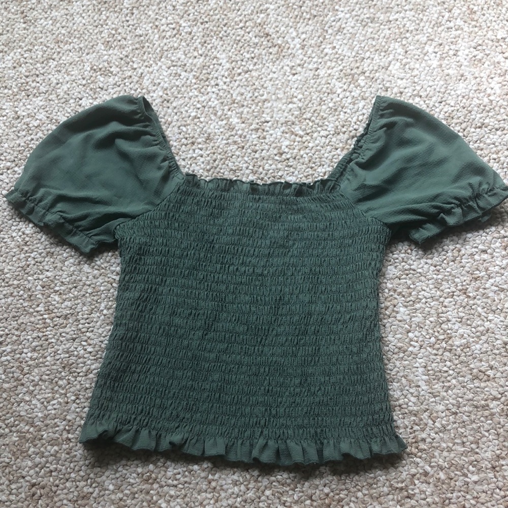 Trixi cropped, short puffed sleeve green shirt